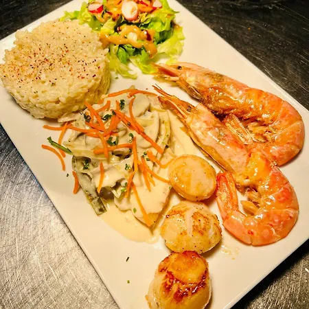 Logis Le Relais Des Remparts فندق Allanche