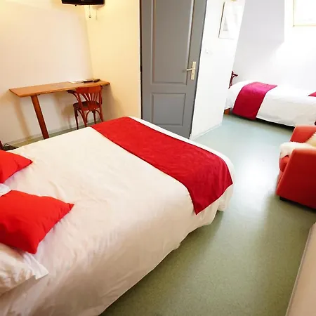 Logis Le Relais Des Remparts 2* אלאנשה