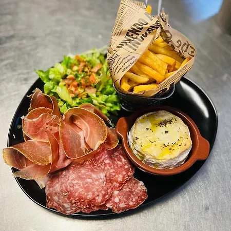 Logis Le Relais Des Remparts فندق