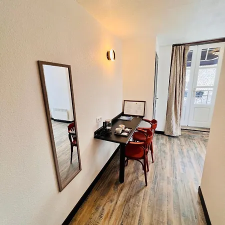 Logis Le Relais Des Remparts 2* אלאנשה